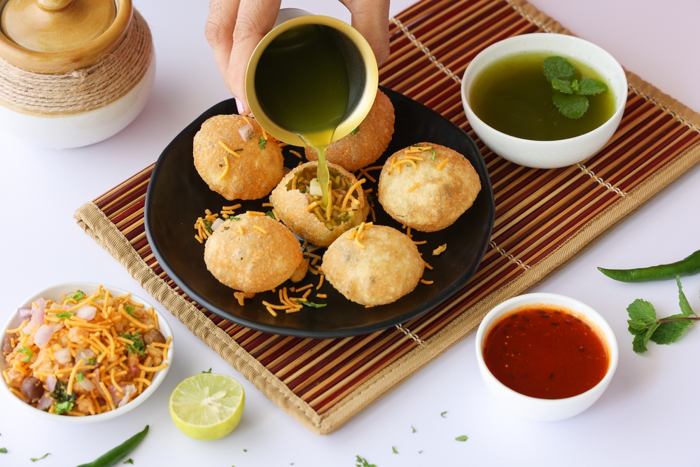 Girl,Women,Taking,Spicy,Pani,Puri,Golgappe,With,Hand,,Chat